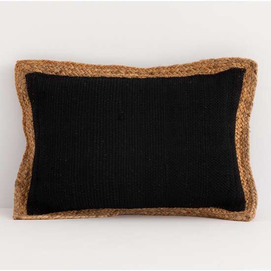 COJÍN DECORATIVO CON RELLENO 40X60CM MODELO CHINDI NOIR. image 0