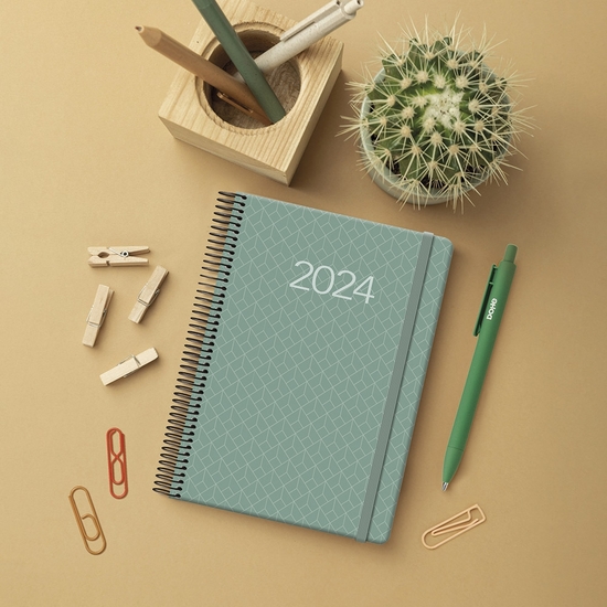 AGENDA 2024 DÍA PÁGINA 14X20 VERDE CON ESPIRAL Y GOMA NEWPORT image 2