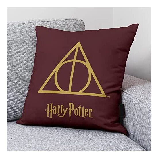 FUNDA DE COJÍN DEATHLY HALLOWS BURDEOS A 50X50 HARRY POTTER image 1