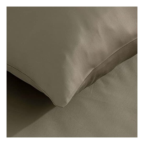 FUNDA DE ALMOHADA SATÉN 300 HILOS LISO DESERT SAGE DE 65X65CM. image 1