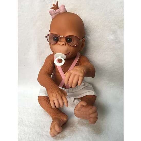 MUÑECO CHIMPANCÉ BEBÉ CON GAFAS, CHUPETE Y VESTIDO 29 CM - MODELOS SURTIDOS image 0