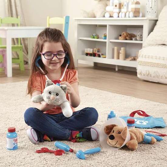 SET DE VETERINARIA MELISSA & DOUG CON PELUCHES DE PERRO, GATO Y 24 ACCESORIOS image 2