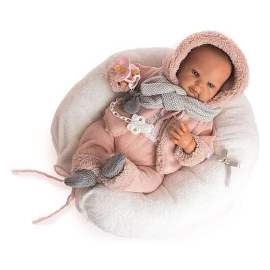 MUÑECA REBORN CON CHAQUETA Y CAPUCHA BORREGUITO, BUFANDA GRIS CON ALMOHADA LACTANCIA 50CM image 0