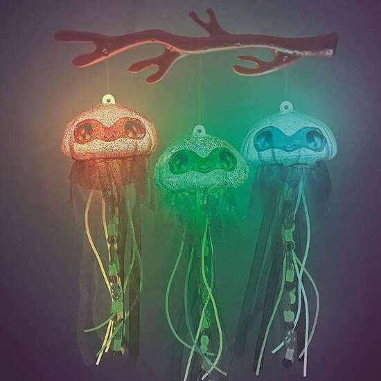 JUEGO CREATIVO MEDUSAS BRILLANTES PARA COLGAR QUE BRILLAN EN LA OSCURIDAD. 25X30,5X10 CM image 1