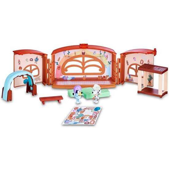 ESCUELA DE BLUEY CON FIGURAS DE BLUEY Y CHLOE ¡PASA UN DÍA DIVERTIDO CON ELLOS! INCLUYE SET DE STICKERS Y ACCESORIOS 35X30X13 CM image 0