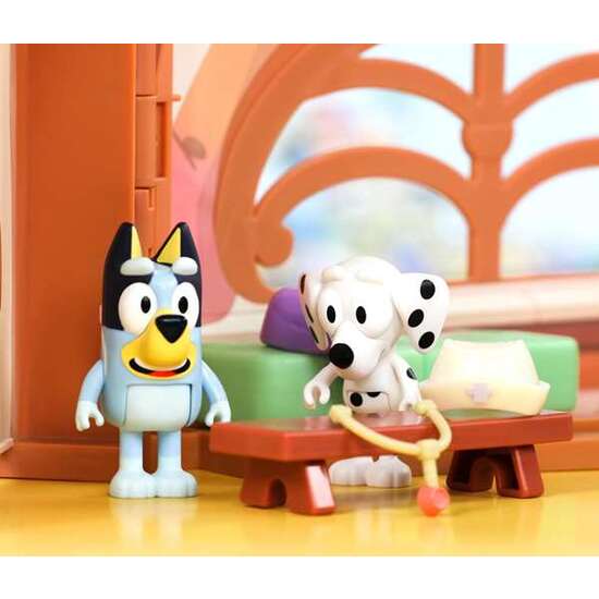 ESCUELA DE BLUEY CON FIGURAS DE BLUEY Y CHLOE ¡PASA UN DÍA DIVERTIDO CON ELLOS! INCLUYE SET DE STICKERS Y ACCESORIOS 35X30X13 CM image 2