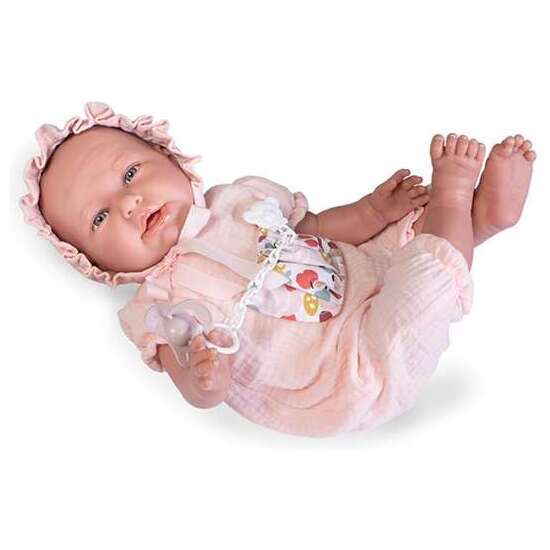 MUÑECA MI PRIMER REBORN DANIELA 52 CM CON PORTABEBÉ.INCLUYE CAPOTA,PELELE,PAÑAL,CHUPETE CON CADENA Y LIBRO DE FAMILA. image 1