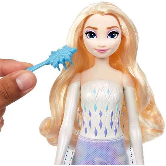 MUÑECA FROZEN ELSA SPIN AND REVEAL. INCLUYE 11 SORPRESAS 5 ACCESORIOS Y 5 PEGATINAS CON UNA ESCENA DE JUEGO INSPIRADA EN LA PELICULA. image 5