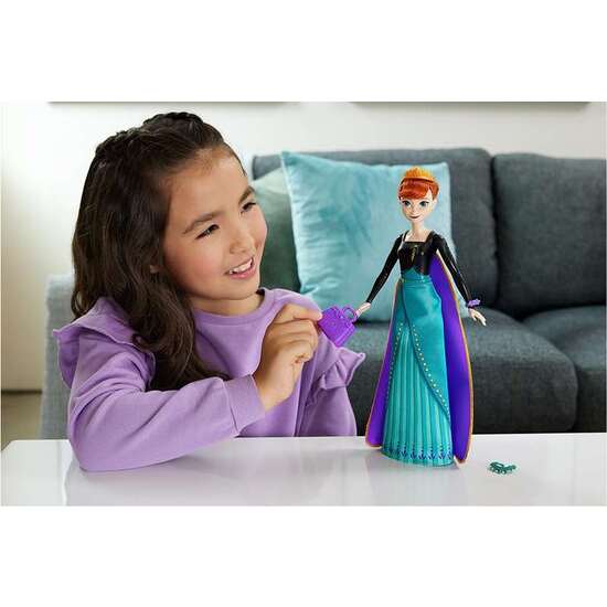 MUÑECA FROZEN ANNA SPIN AND REVEAL.INCLUYE 11 SORPRESAS 5 ACCESORIOS Y 5 PEGATINAS CON UNA ESCENA DE JUEGO INSPIRADA EN LA PELICULA. image 1