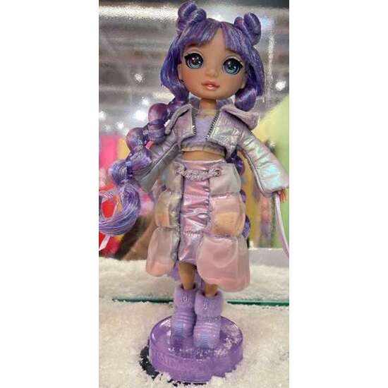 RAINBOW HIGH MUÑECA WINTER WONDERLAND MORADA 22 CM. LISTAS PARA LA NIEVE! INCLUYE UN KIT PARA HACER TU PROPIO MUÑECO DE NIEVE. image 0