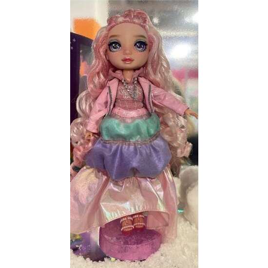 MUÑECA RAINBOW HIGH WINTER WONDERLAND ROSA 22 CM. LISTAS PARA LA NIEVE! INCLUYE UN KIT PARA HACER TU PROPIO MUÑECO DE NIEVE. image 0