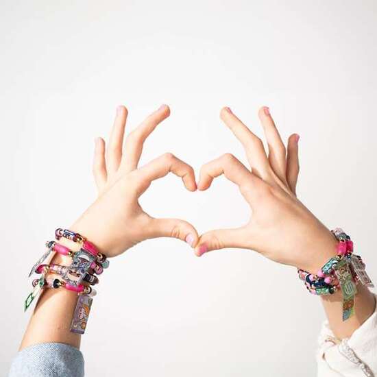 SET DE PULSERAS STICKI ROLLS ¡CREA IMPRESIONANTES PULSERAS CON TEMÁTICA HAWAII! INCLUYE 2 ROLLOS INTERCAMBIABLES image 4