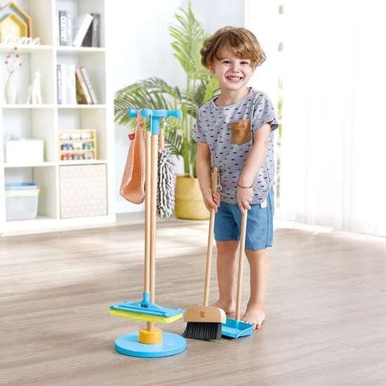 JUEGO DE LIMPIEZA CON ESCOBA image 3