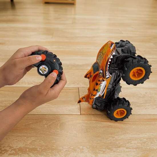 COCHE RADIO CONTROL HOT WHEELS MONSTER TRUCKS TIGER SHARK 2.4 GHZ ESCALA 1:24. image 4