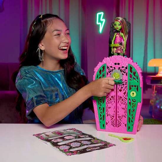MUÑECA MONSTER HIGH VENUS CON ARMARIO. INCLUYE ROPA Y ACCESORIOS. image 4