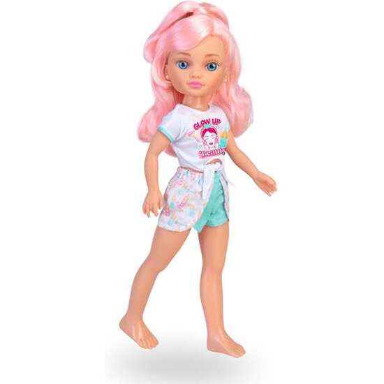 MUÑECA NANCY GLOW UP BEAUTY PACK 42 CM. VISTE UN OUTFIT SÚPER CÓMODO IDEAL PARA SU RITUAL DE CUIDADO. image 5
