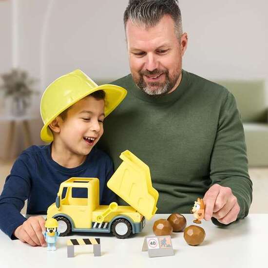 CAMION BLUEY DUMP TRUCK. INCLUYE UNA FIGURA DE BINGO MANCHADA DE BARRO Y UNA DE BLUEY CON CASCO. image 3