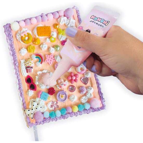 DECODEN DIARIO. SET PARA DECORAR CON CREMA. INCLUYE 2 CREMAS, BOQUILLAS, ESPÁTULA ,PINZAS, AMULETOS Y POMPONES. image 2