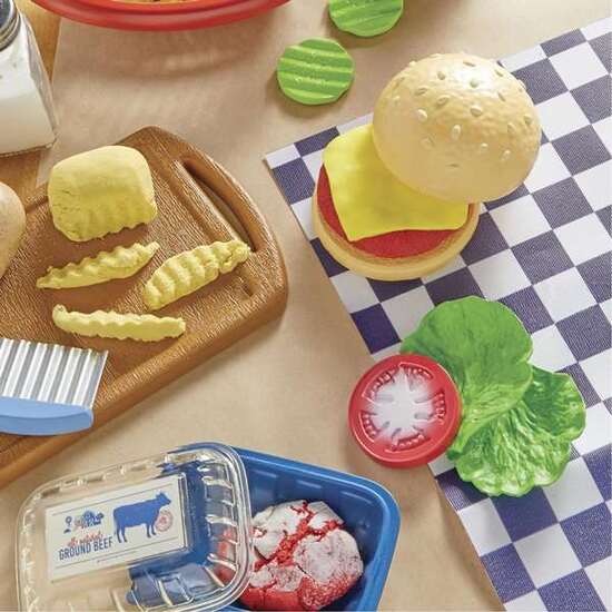 KIT DE HAMBURGUESAS  DE CREATIVE CHEFS CHEESEBURGER AND FRIES KIT. INCLUYE 22 ACCESORIOS. image 1