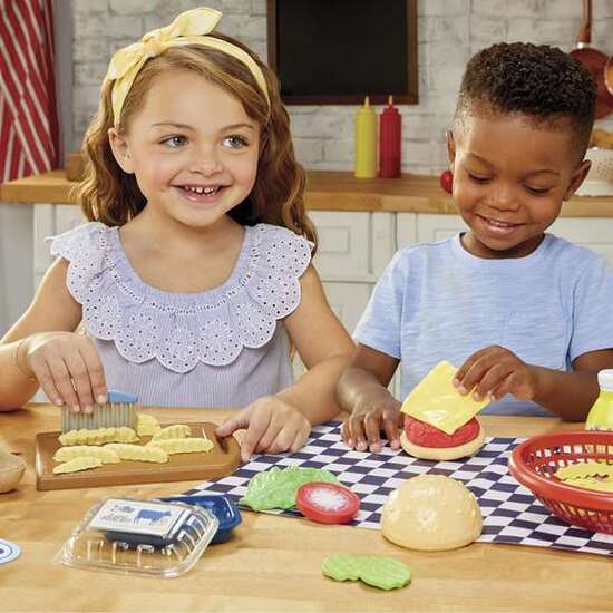 KIT DE HAMBURGUESAS  DE CREATIVE CHEFS CHEESEBURGER AND FRIES KIT. INCLUYE 22 ACCESORIOS. image 2