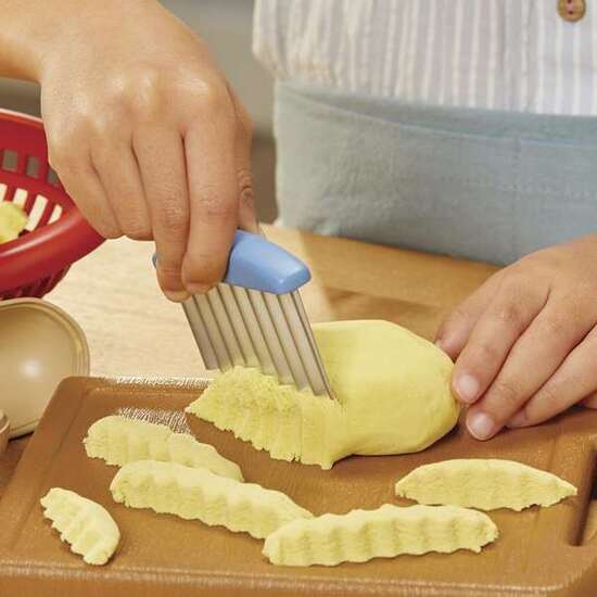 KIT DE HAMBURGUESAS  DE CREATIVE CHEFS CHEESEBURGER AND FRIES KIT. INCLUYE 22 ACCESORIOS. image 3