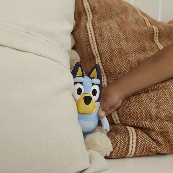FIGURA BLUEY JUEGO DEL ESCONDITE.HABLA Y SE RÍE PARA GUIARTE EN LA DIRECCIÓN CORRECTA image 0